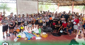 ESQUADRÃO JOVEM RECEBE MATERIAIS ESPORTIVOS DA PREFEITURA